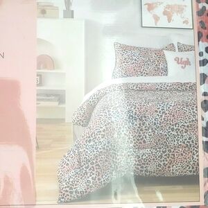 💥BUY 5 GET 3 FREE BCBG Generation " Ugh" Pink Cheetah Print Comforter,Queen